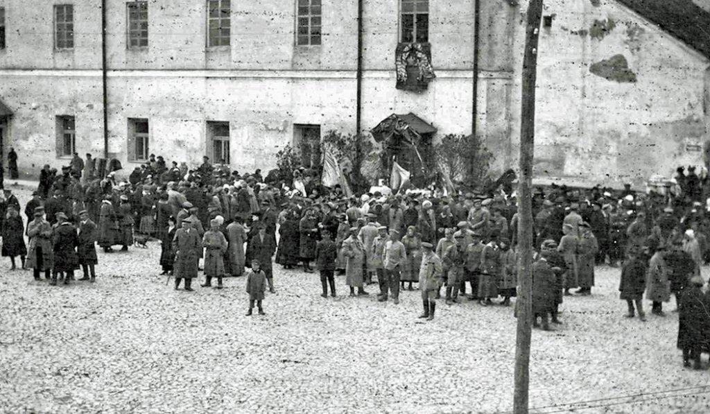 KKE 5997-2.jpg - Fot. Grupowa. Msza polowa na Placu Zamkowym w Łucku, Łuck, 1922 r. Fotografia zrobiona przez Leopolda Kleofasa Paszkowskiego.